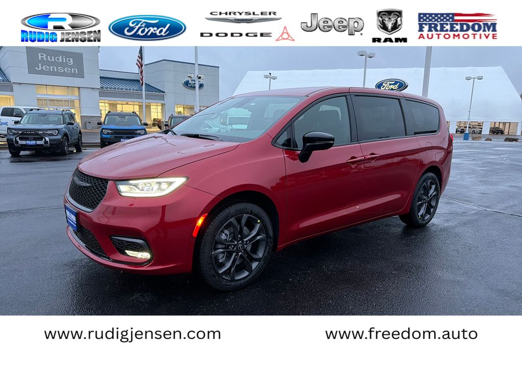 2026 Chrysler Pacifica Select's photo