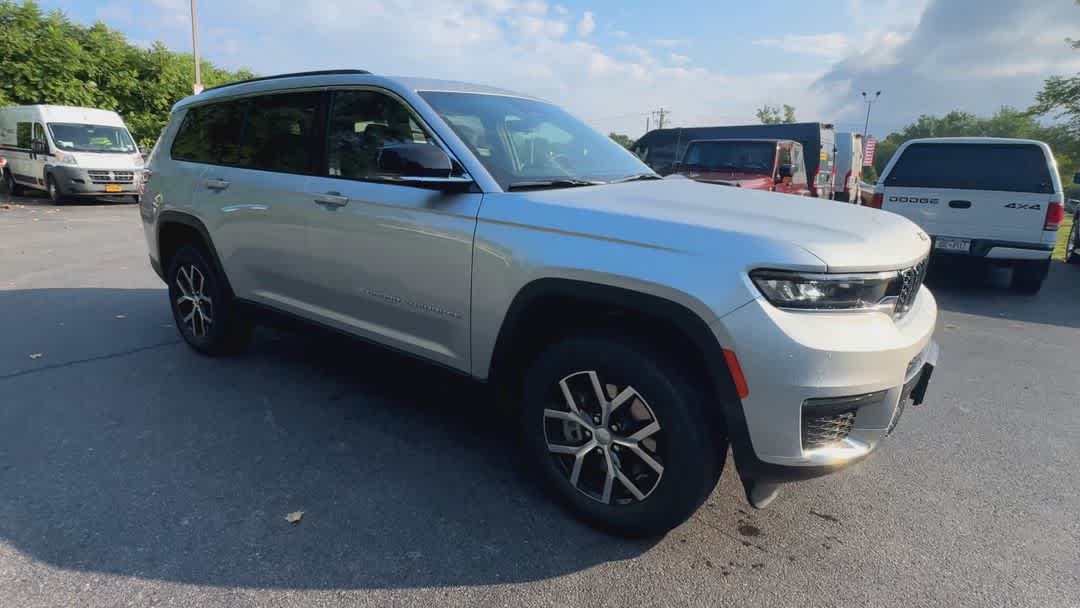 2025 Jeep Grand Cherokee Limited photo 2