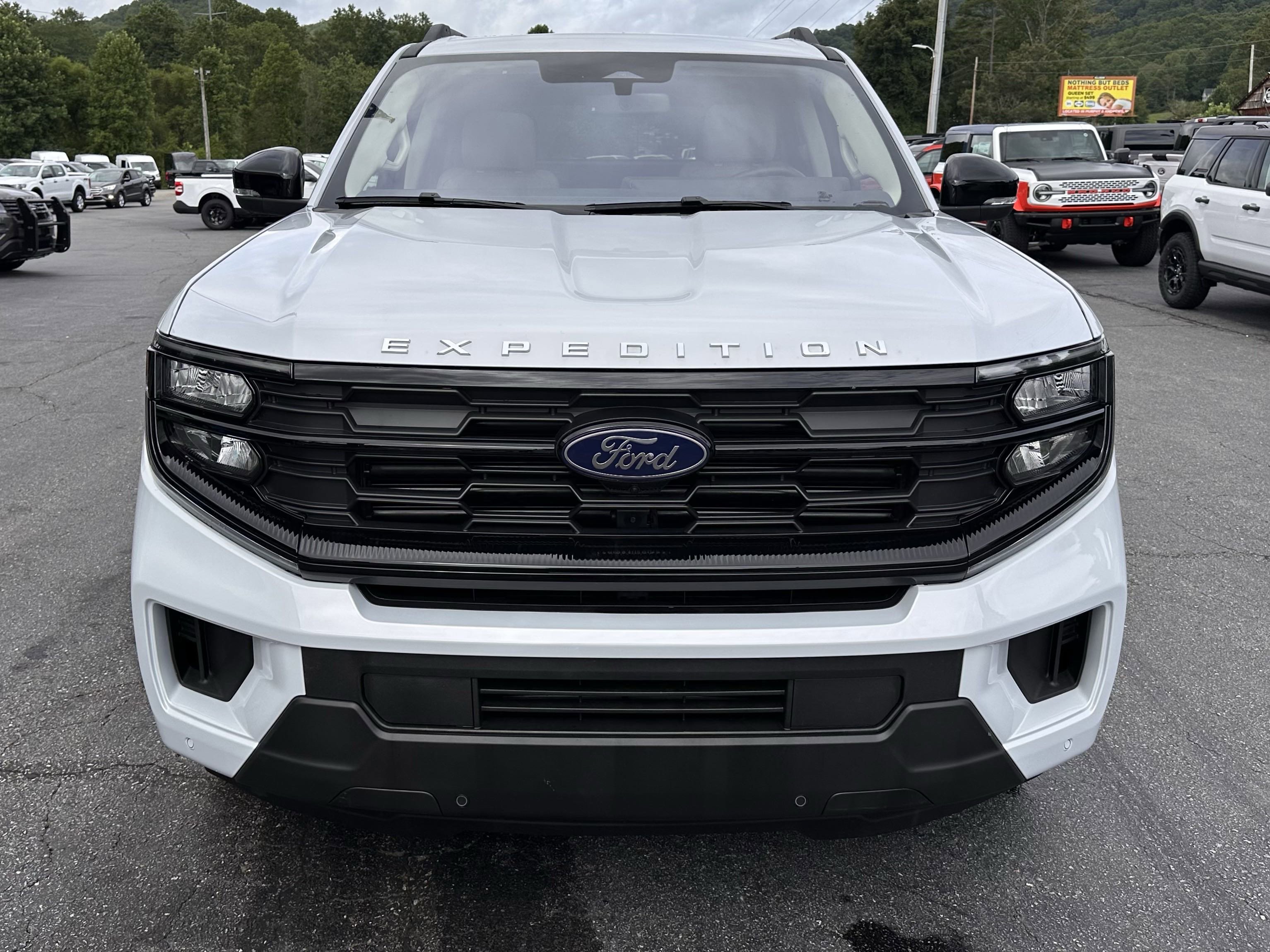 2025 Ford Expedition photo 2