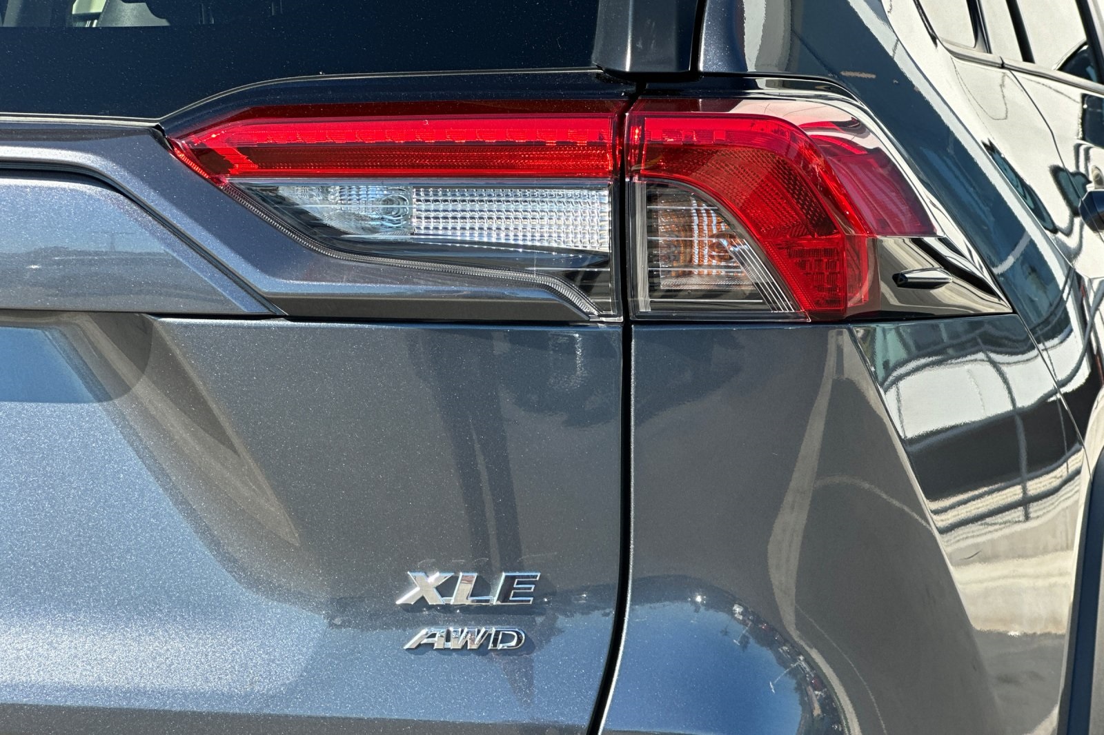 2020 Toyota RAV4 XLE Premium photo 25