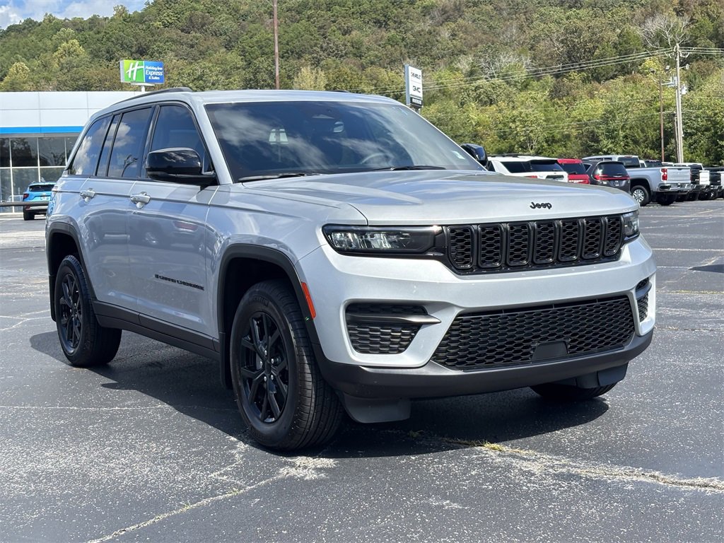 2025 Jeep Grand Cherokee Laredo Altitude photo 3