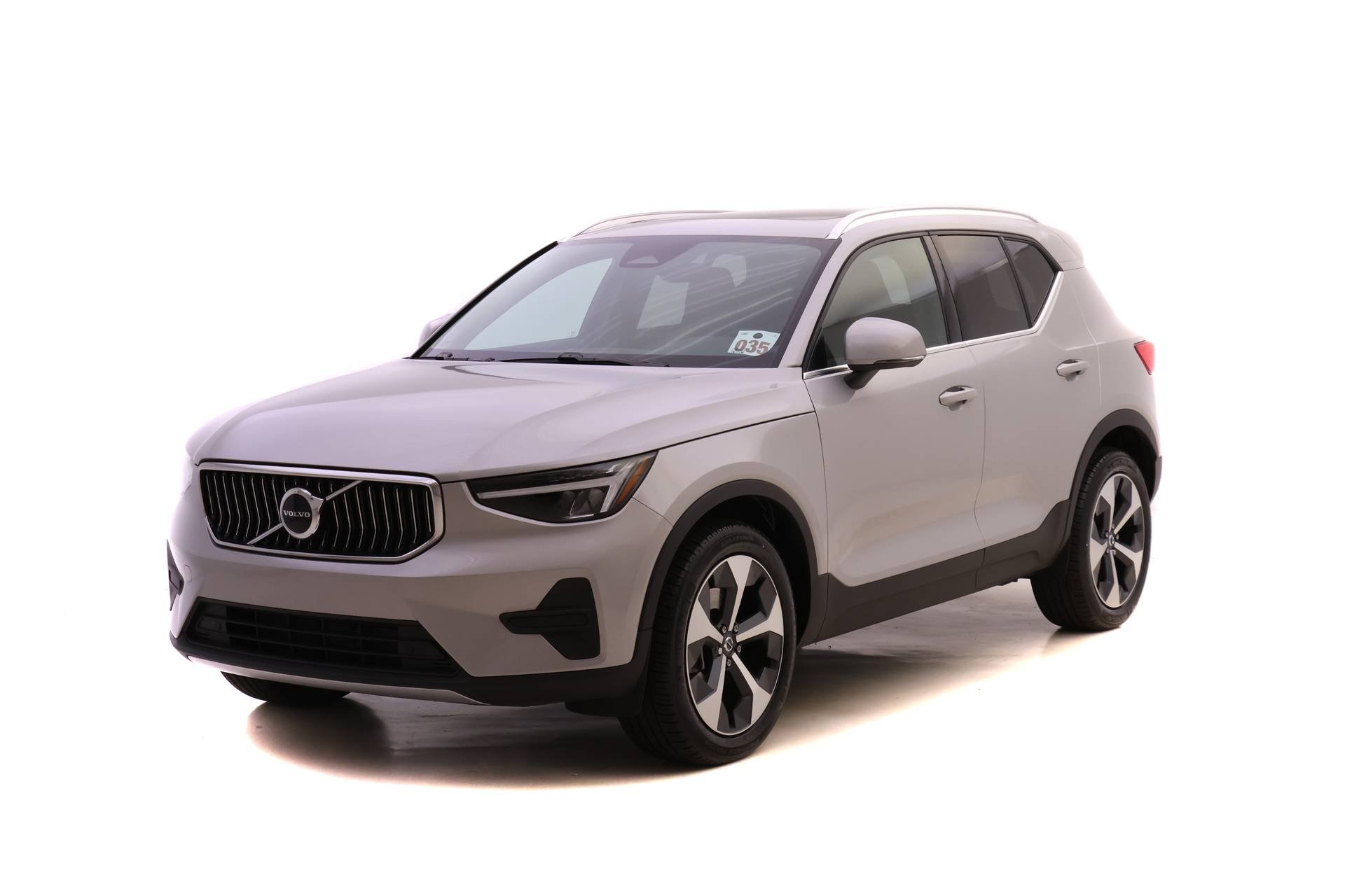 2025 Volvo XC40 Core's photo