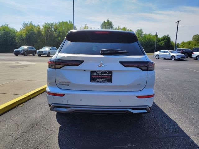 2025 Mitsubishi Outlander SE photo 2