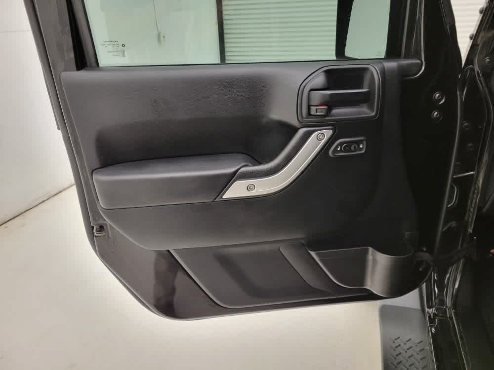 2016 Jeep Wrangler Unlimited Sahara photo 16