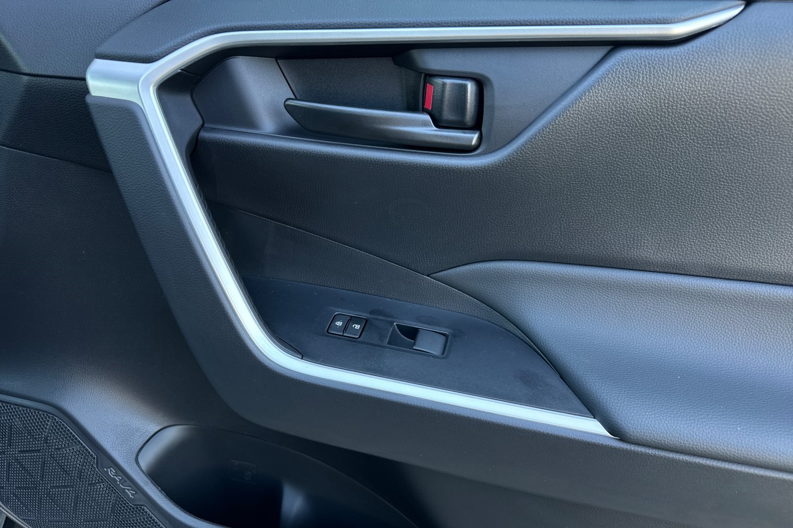 2025 Toyota RAV4 LE photo 18