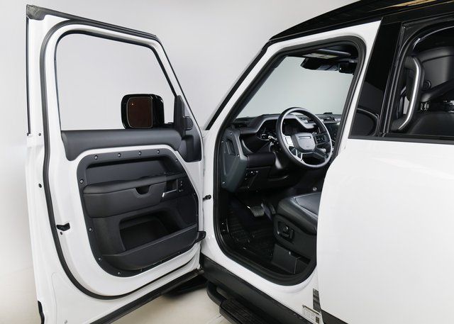 2025 Land Rover Defender 110 X-Dynamic SE photo 18