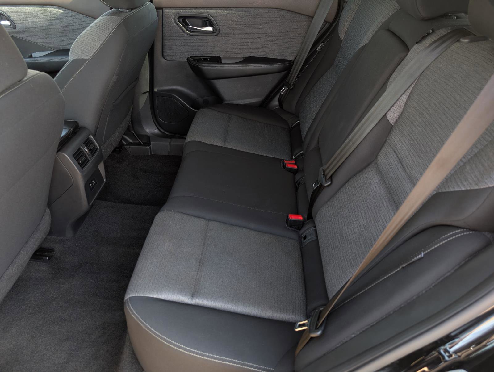 2023 Nissan Rogue SV photo 17