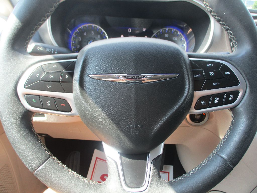 2022 Chrysler Pacifica Touring L photo 9