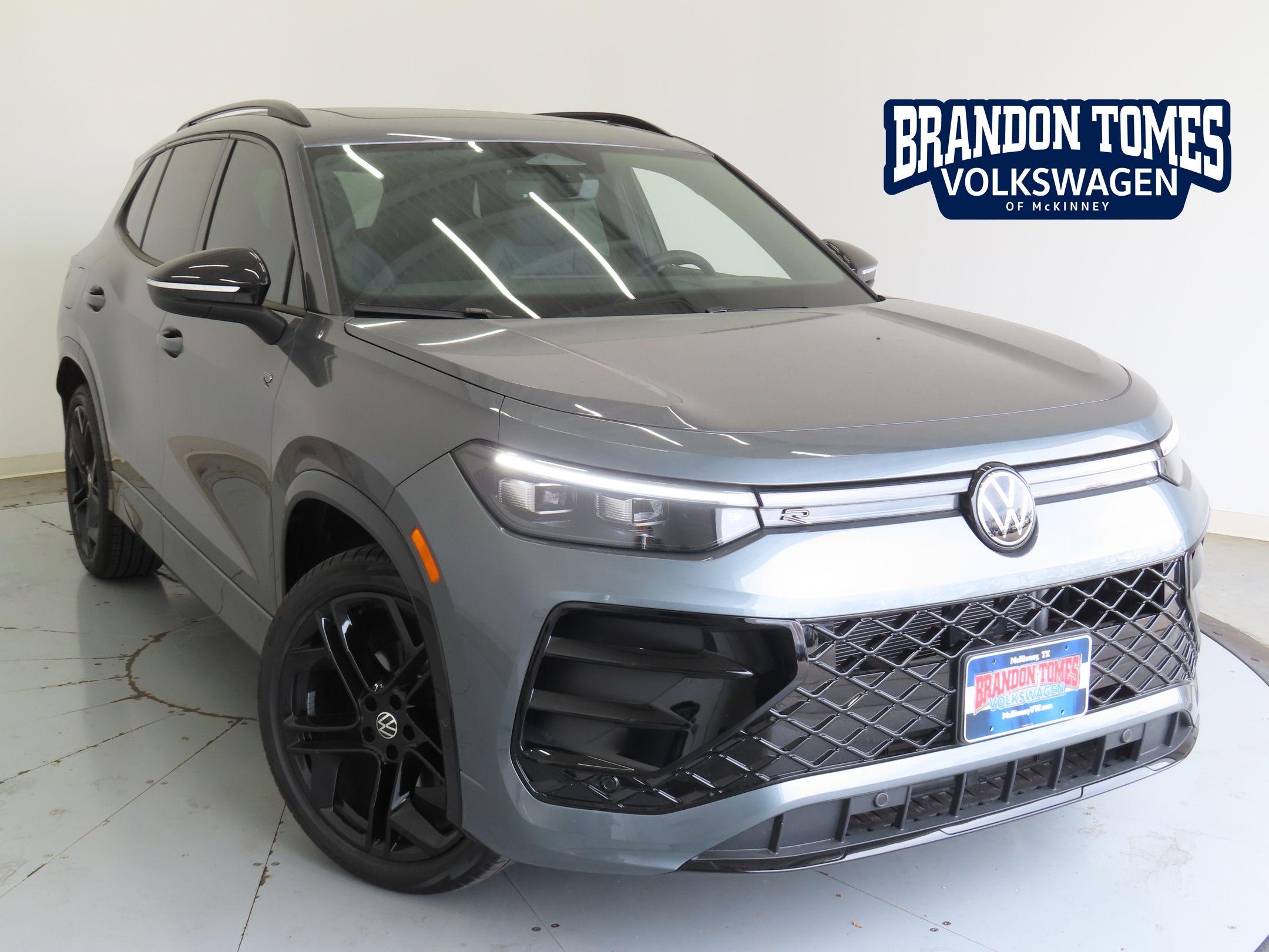 2025 Volkswagen Tiguan SE R-LINE BLACK's photo