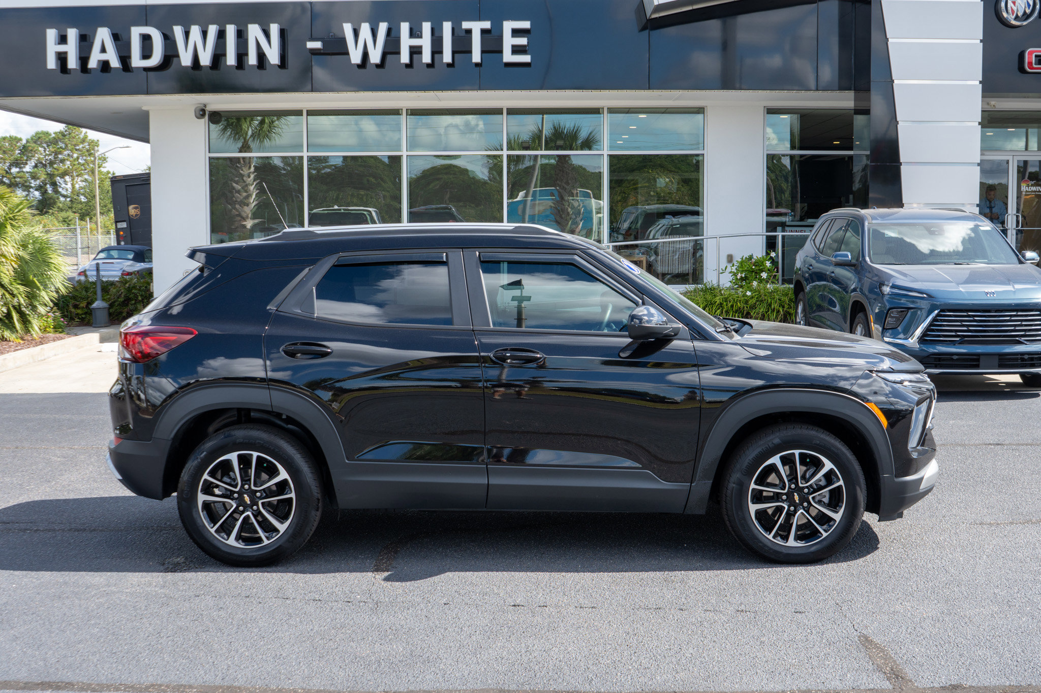 2024 Chevrolet Trailblazer LT photo 2