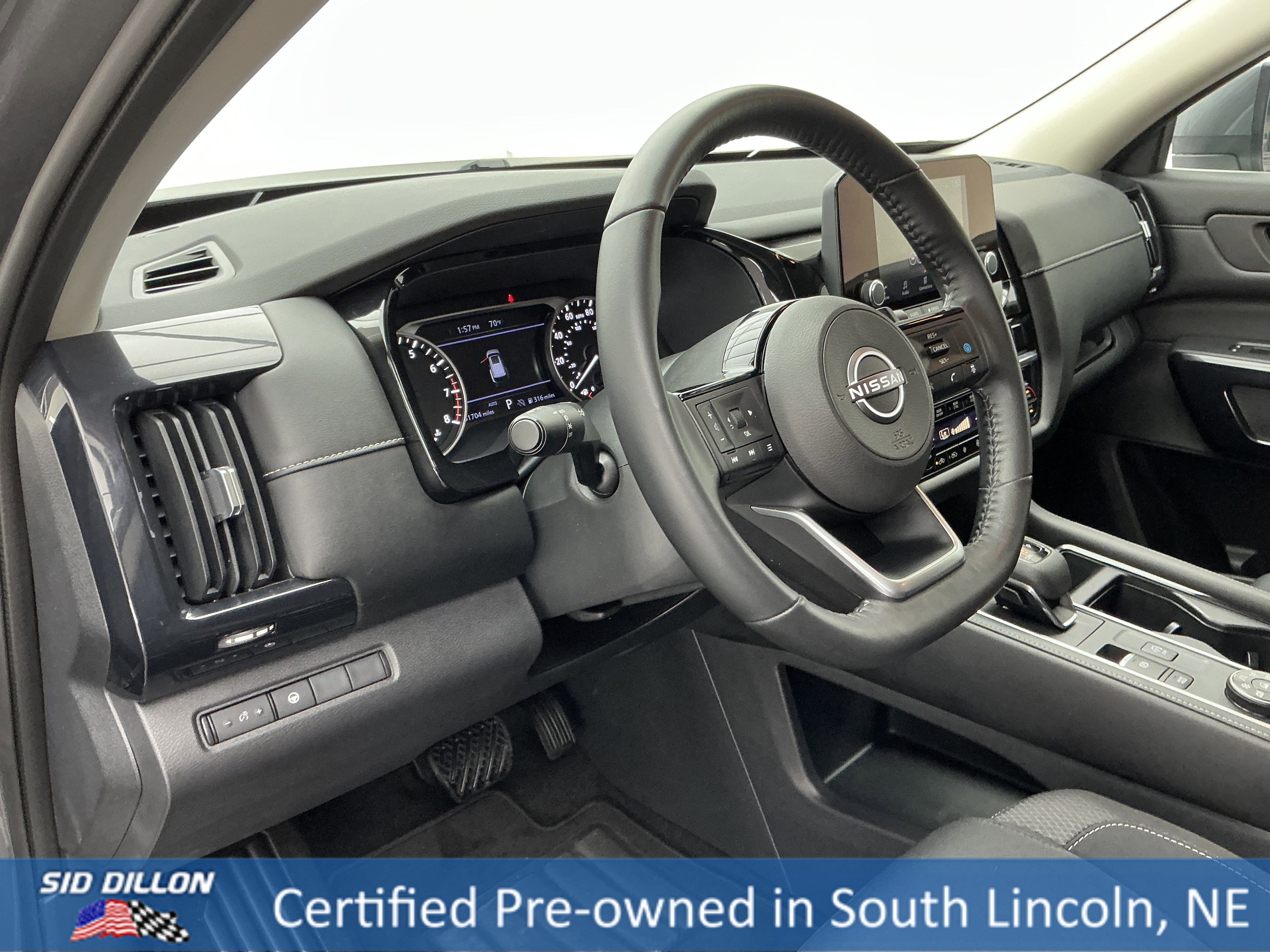 Image of Nissan Pathfinder SV