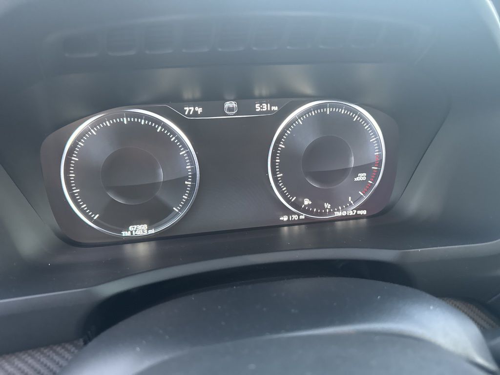 2018 Volvo XC90 T5 R-Design photo 3