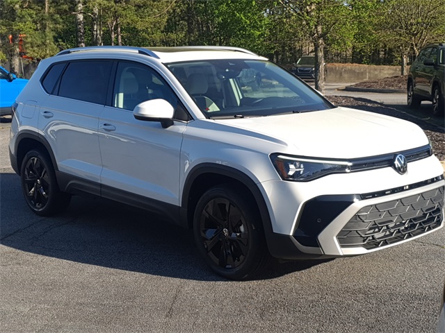 2025 Volkswagen Taos SE photo 3