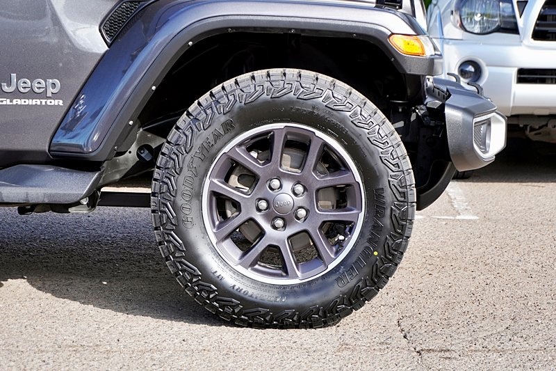 Certified Used 2021 Gray Jeep Overland image 7