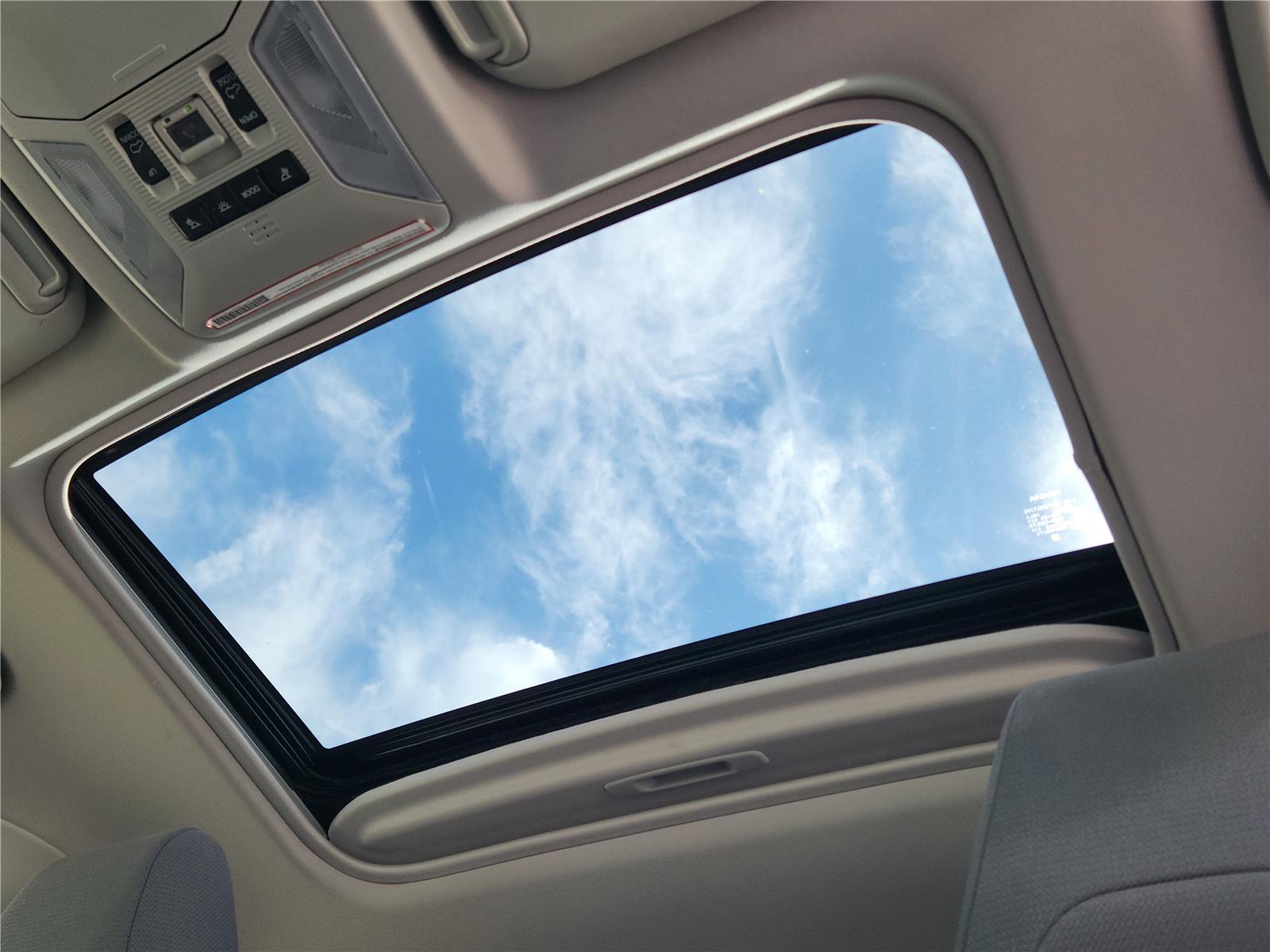 2021 Toyota RAV4 Hybrid XLE photo 18
