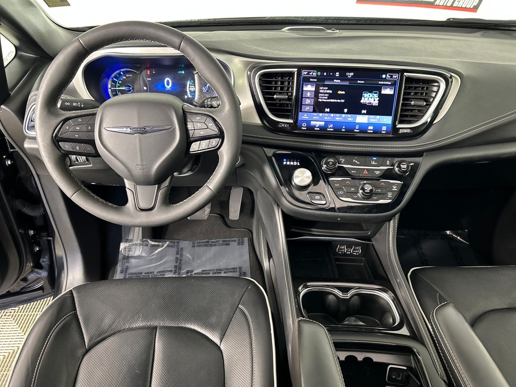 2024 Chrysler Pacifica Hybrid photo 3