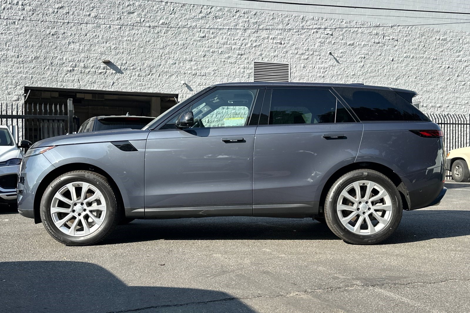 2025 Land Rover Range Rover Sport SE photo 2