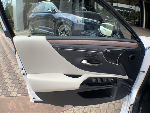 2025 Lexus ES 300h Ultra Luxury photo 13