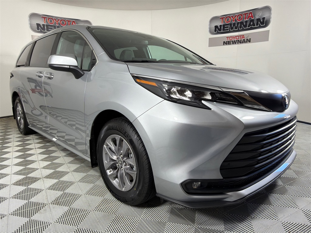 2025 Toyota Sienna XLE's photo