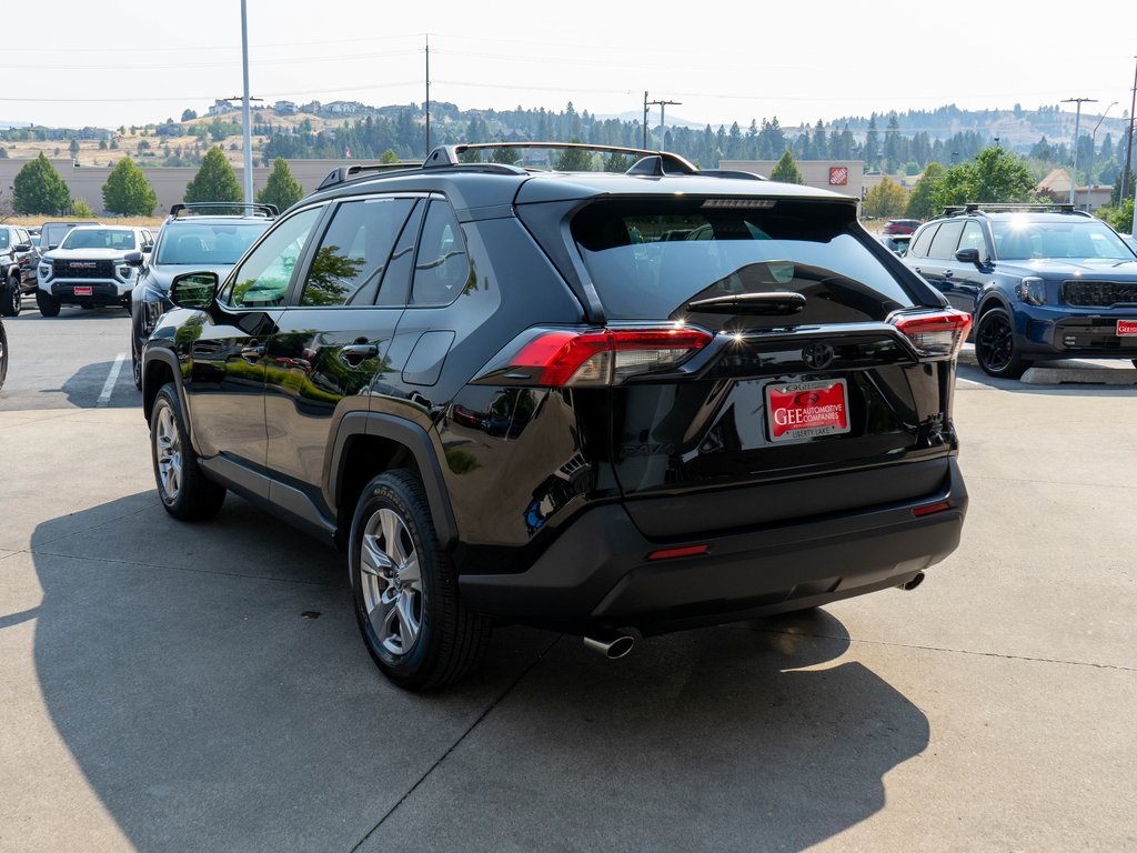 2022 Toyota RAV4 XLE photo 2