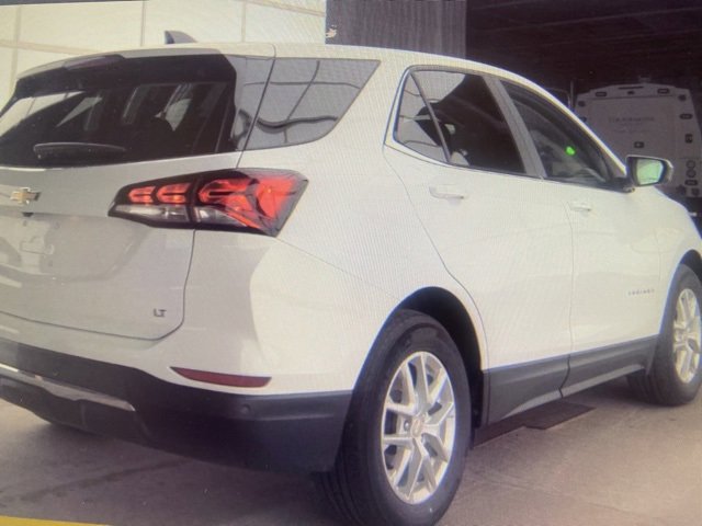 2022 Chevrolet Equinox LT photo 2
