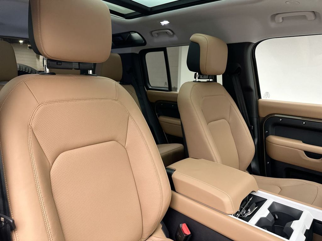 2025 Land Rover Defender 110 X-Dynamic SE photo 3