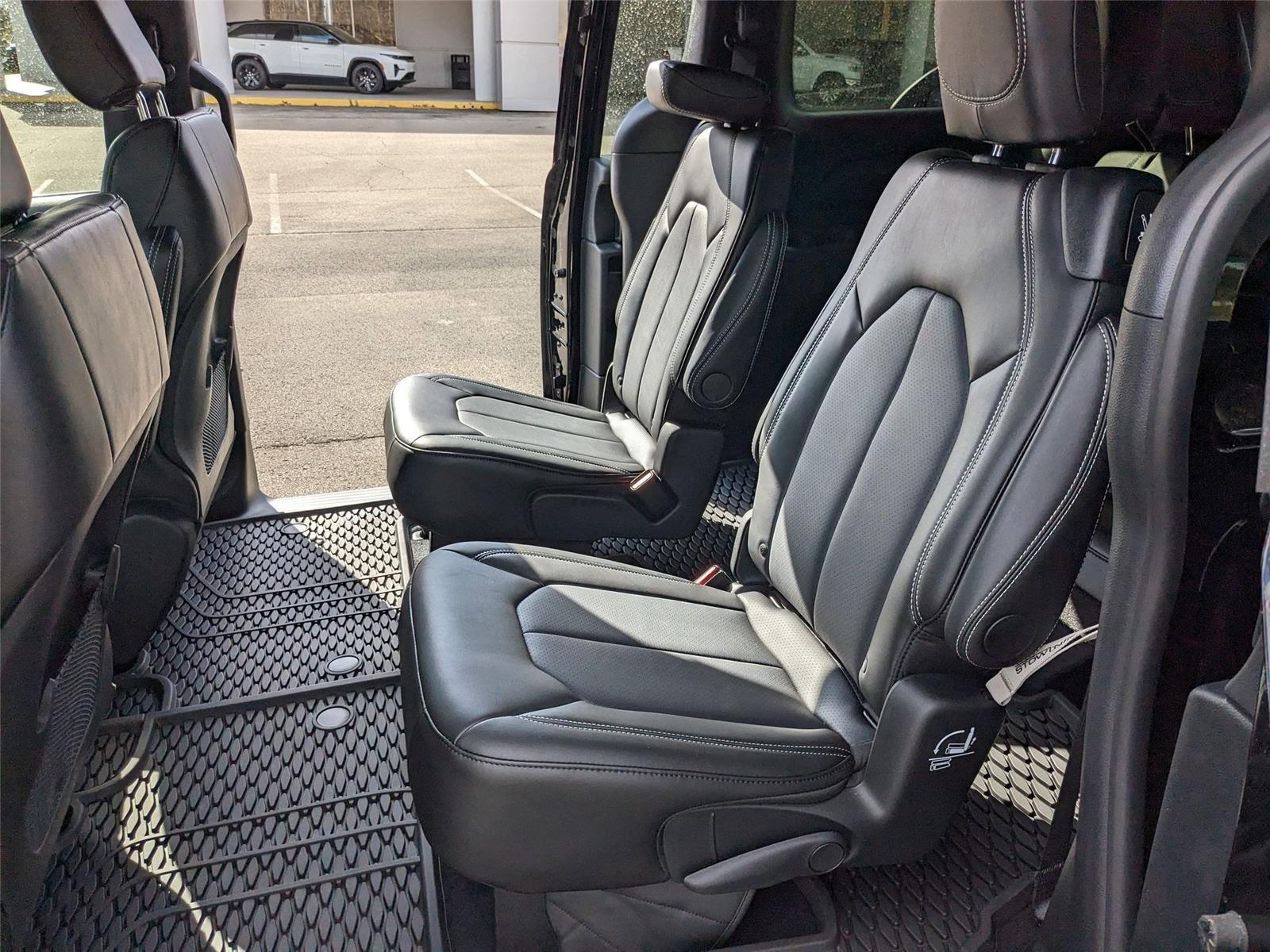 2025 Chrysler Voyager LX photo 15