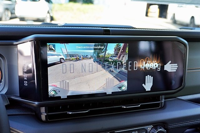 New 2025 Bright White Clear-Coat Exterior Paint Jeep Mojave image 33