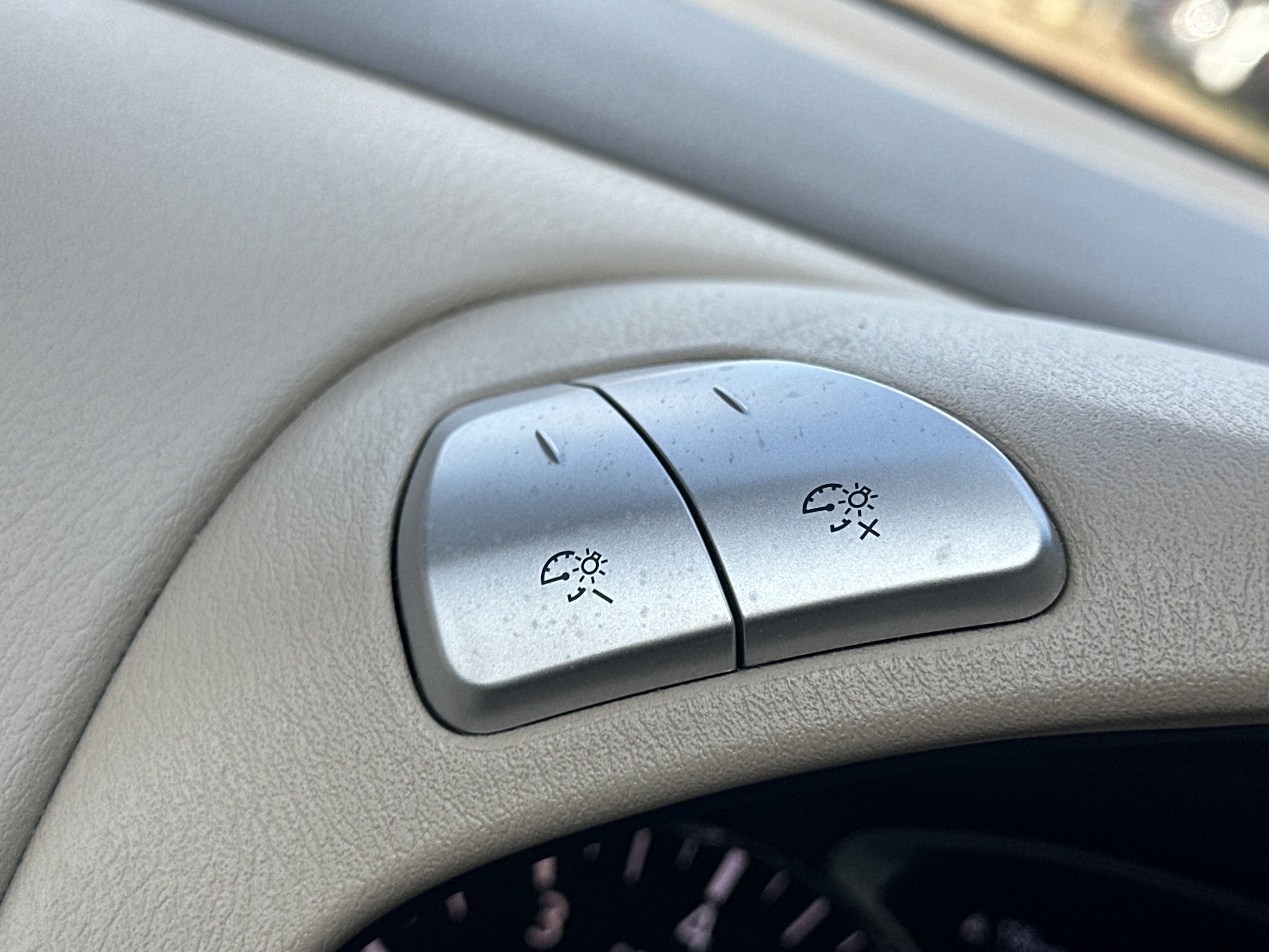 2014 Nissan Pathfinder SL photo 3