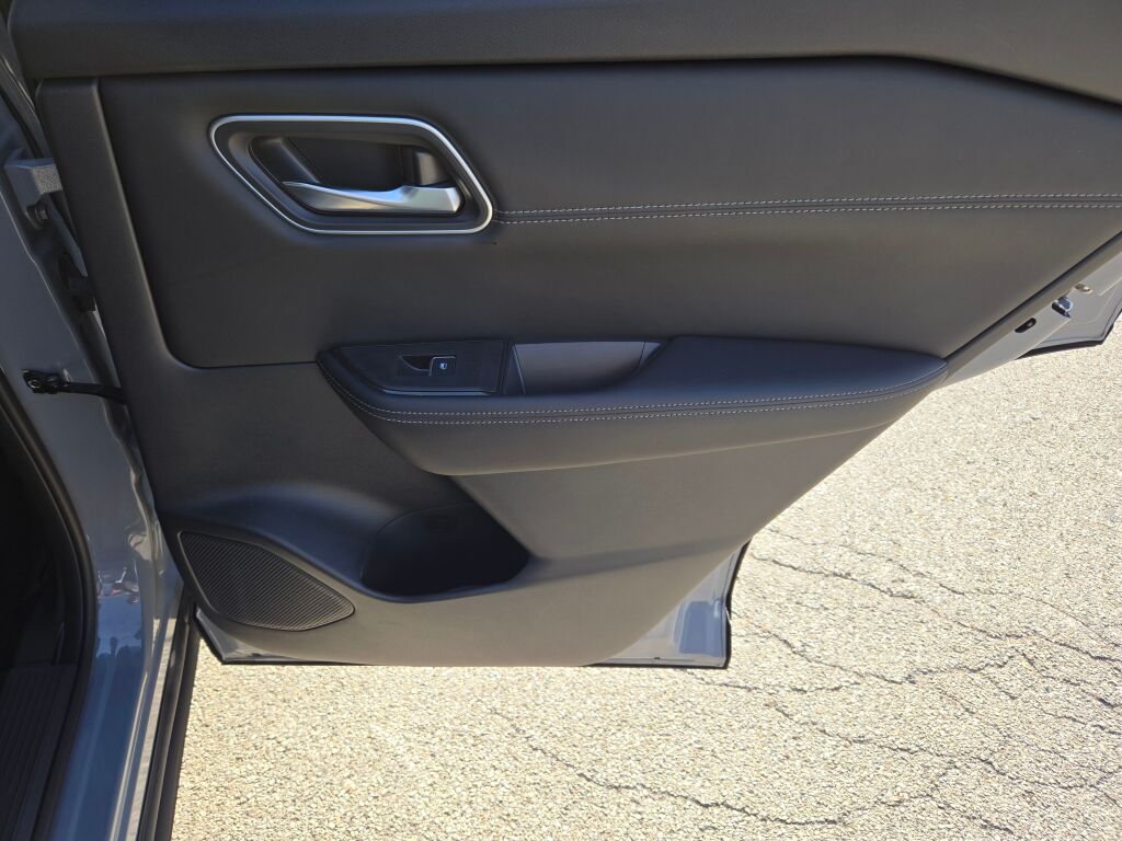 2025 Nissan Rogue Platinum photo 4