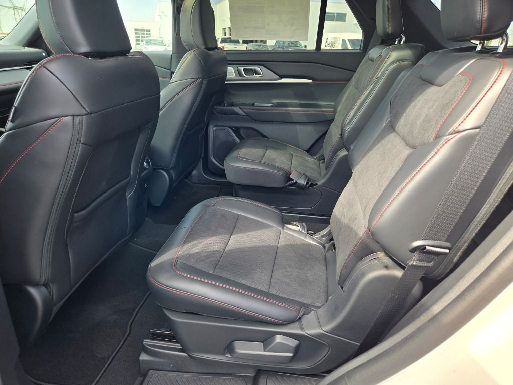 2025 Ford Explorer ST photo 17
