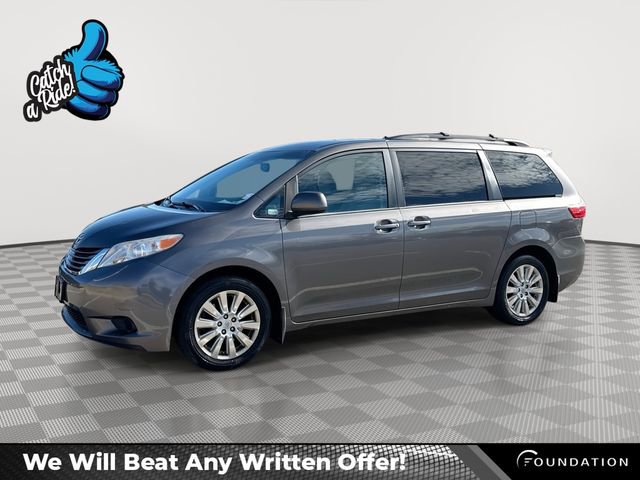 2015 Toyota Sienna LE's photo