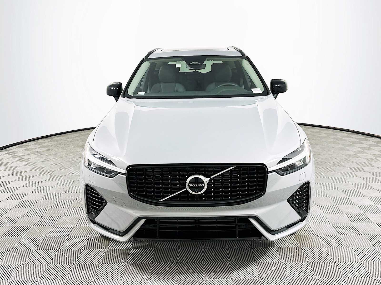 2025 Volvo XC60 T8 Plus photo 2