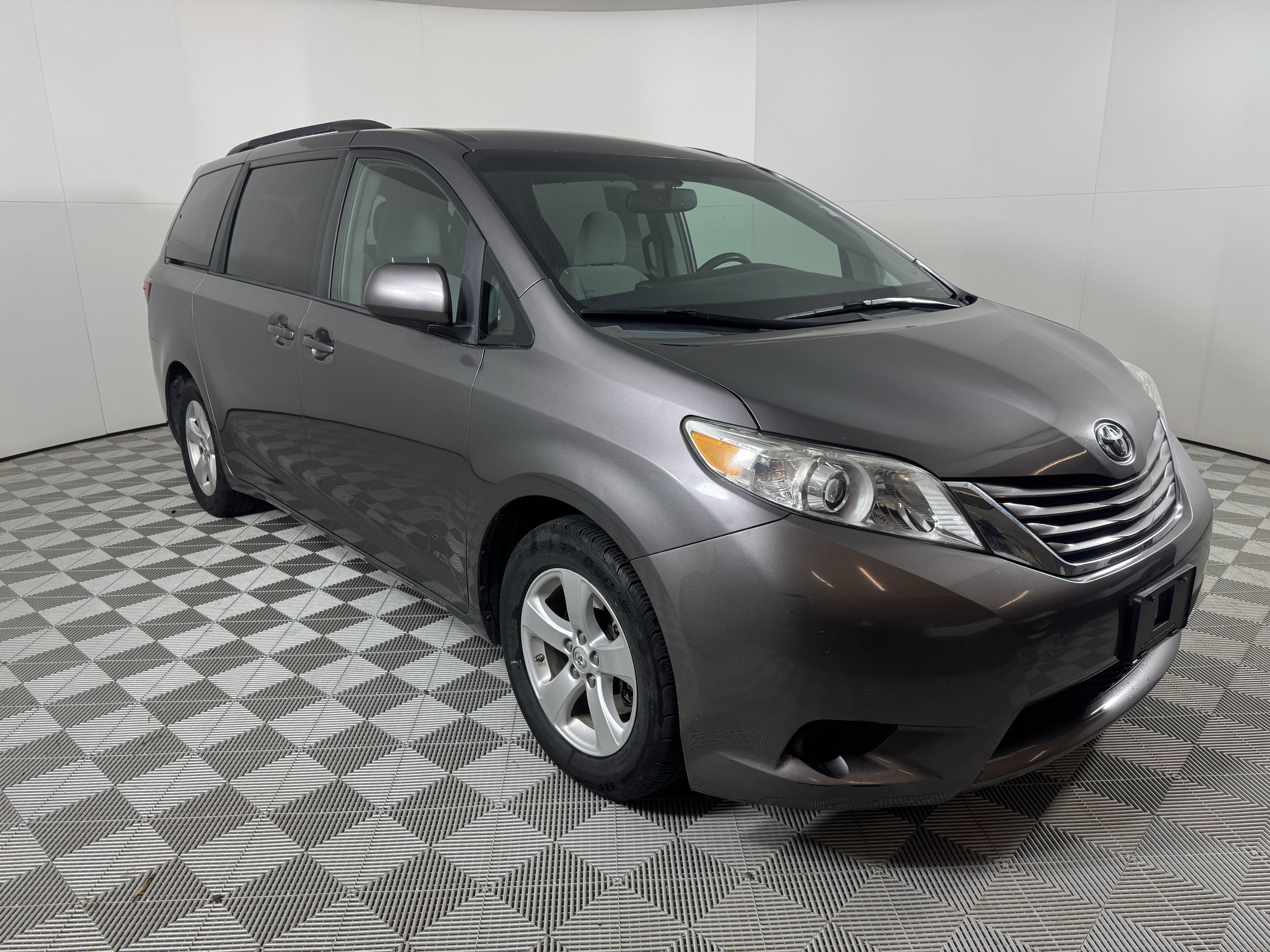 2015 Toyota Sienna LE's photo