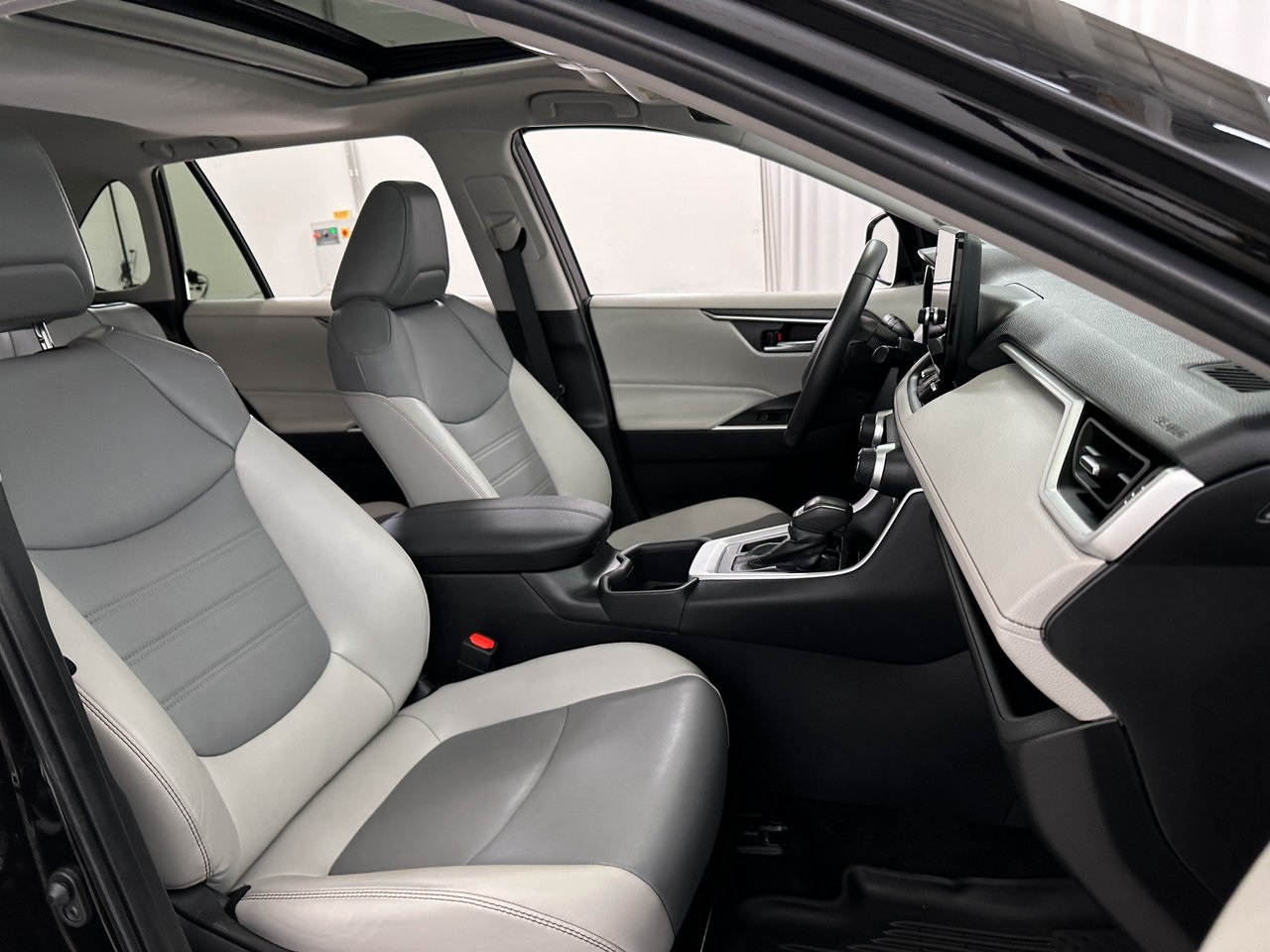 2023 Toyota RAV4 XLE Premium photo 16