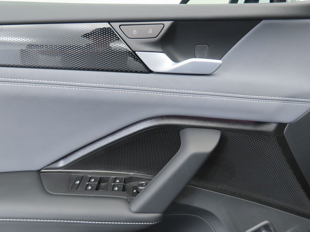 2025 Volkswagen Tiguan SE photo 23
