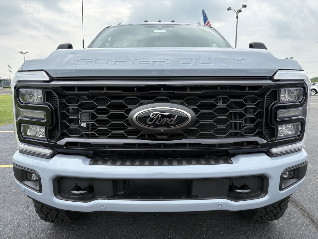 2025 Ford F-350 Lariat photo 2