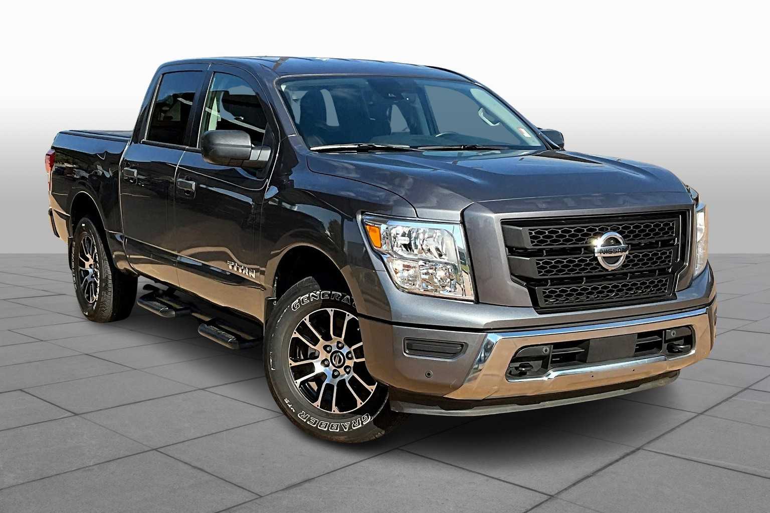 2022 Nissan Titan SV photo 2