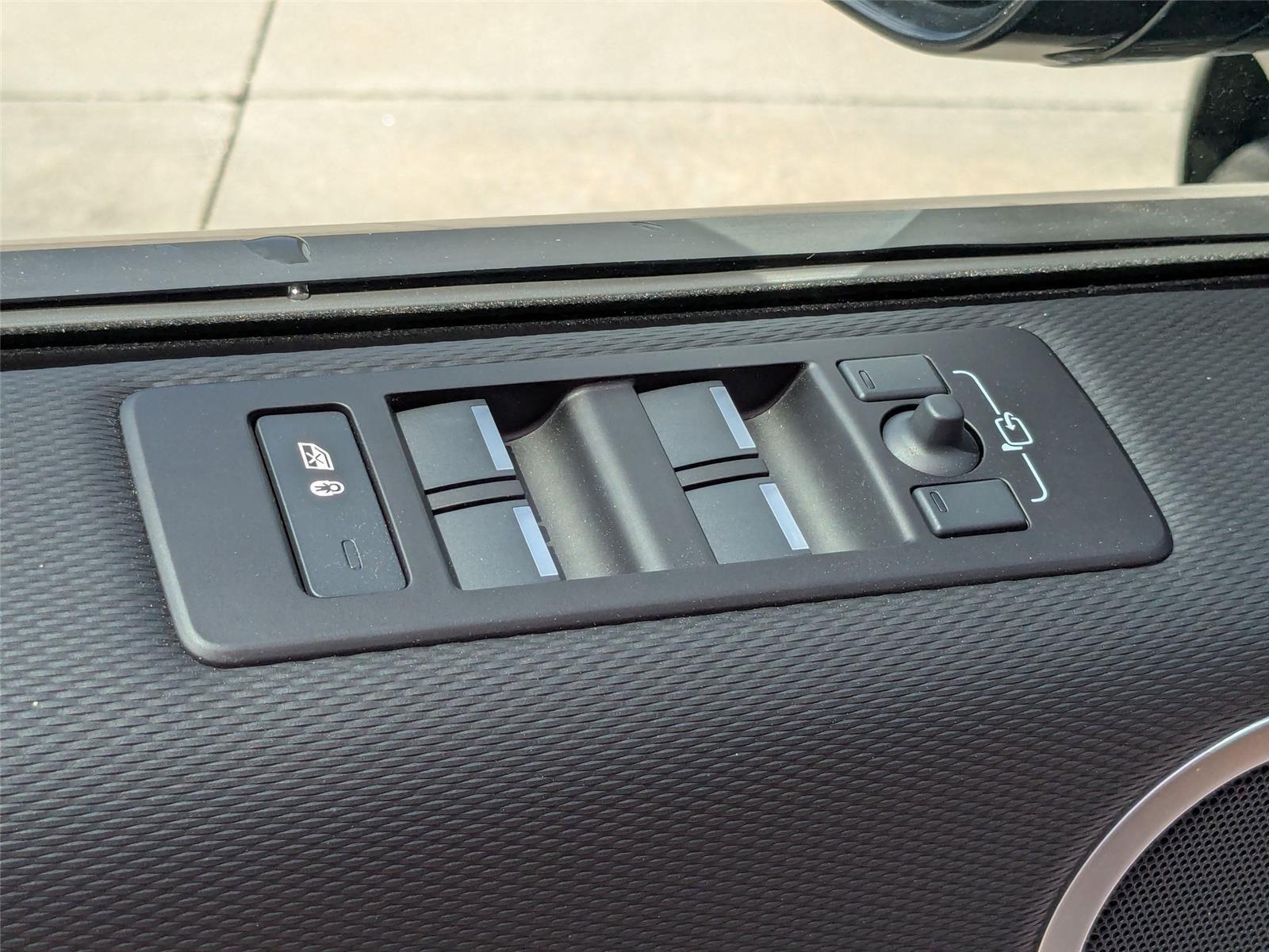 2025 Land Rover Discovery SE photo 11