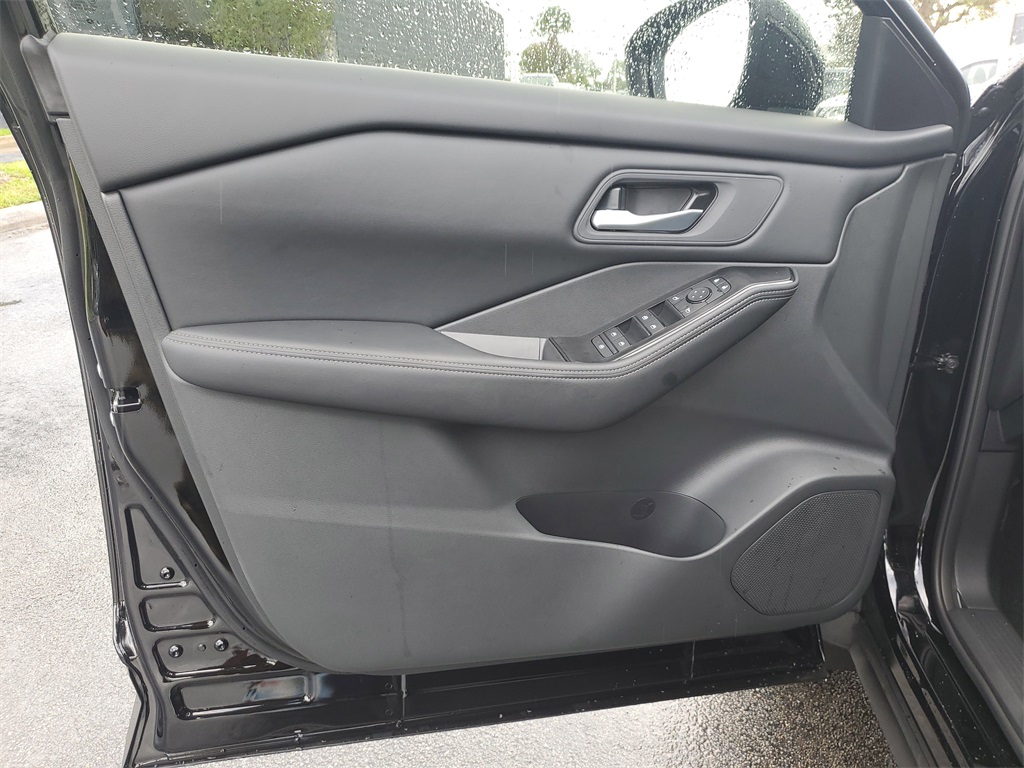 2026 Nissan Rogue SV photo 20