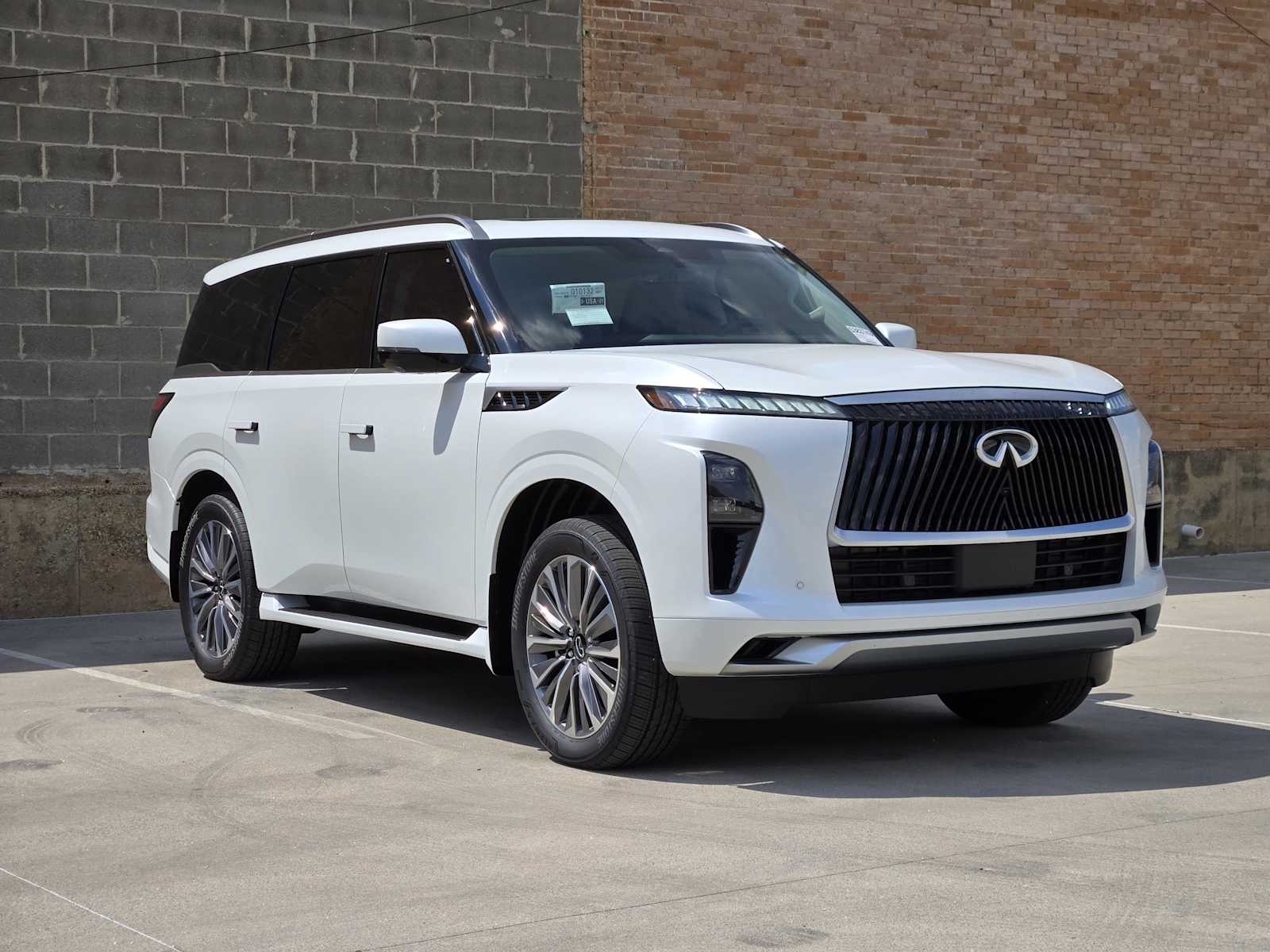 2026 Infiniti QX80 Luxe photo 2