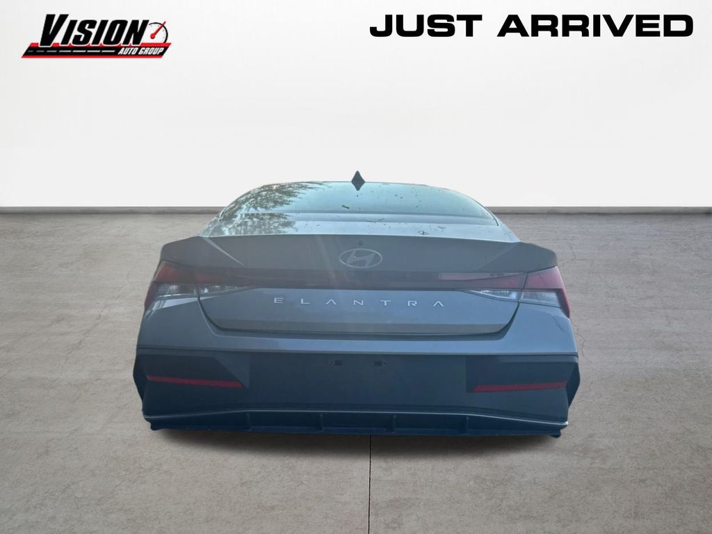 2024 Hyundai Elantra SEL photo 6