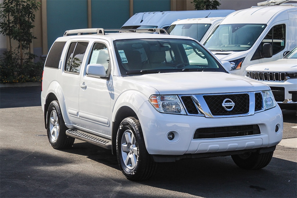 2012 Nissan Pathfinder SV photo 2
