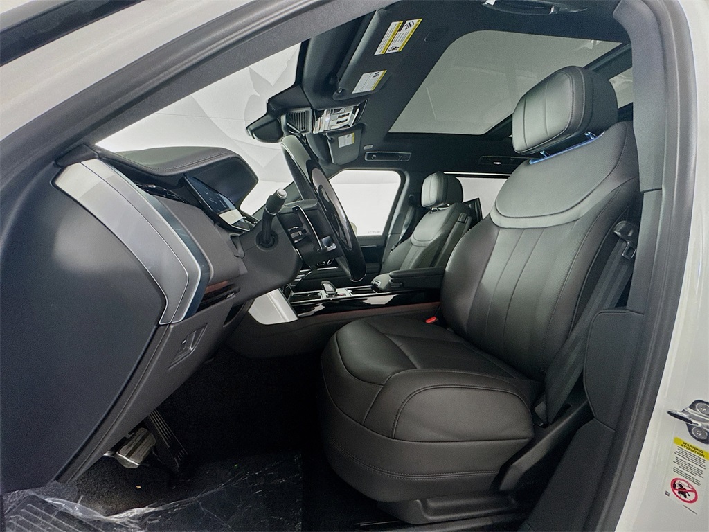 2025 Land Rover Range Rover SE photo 17