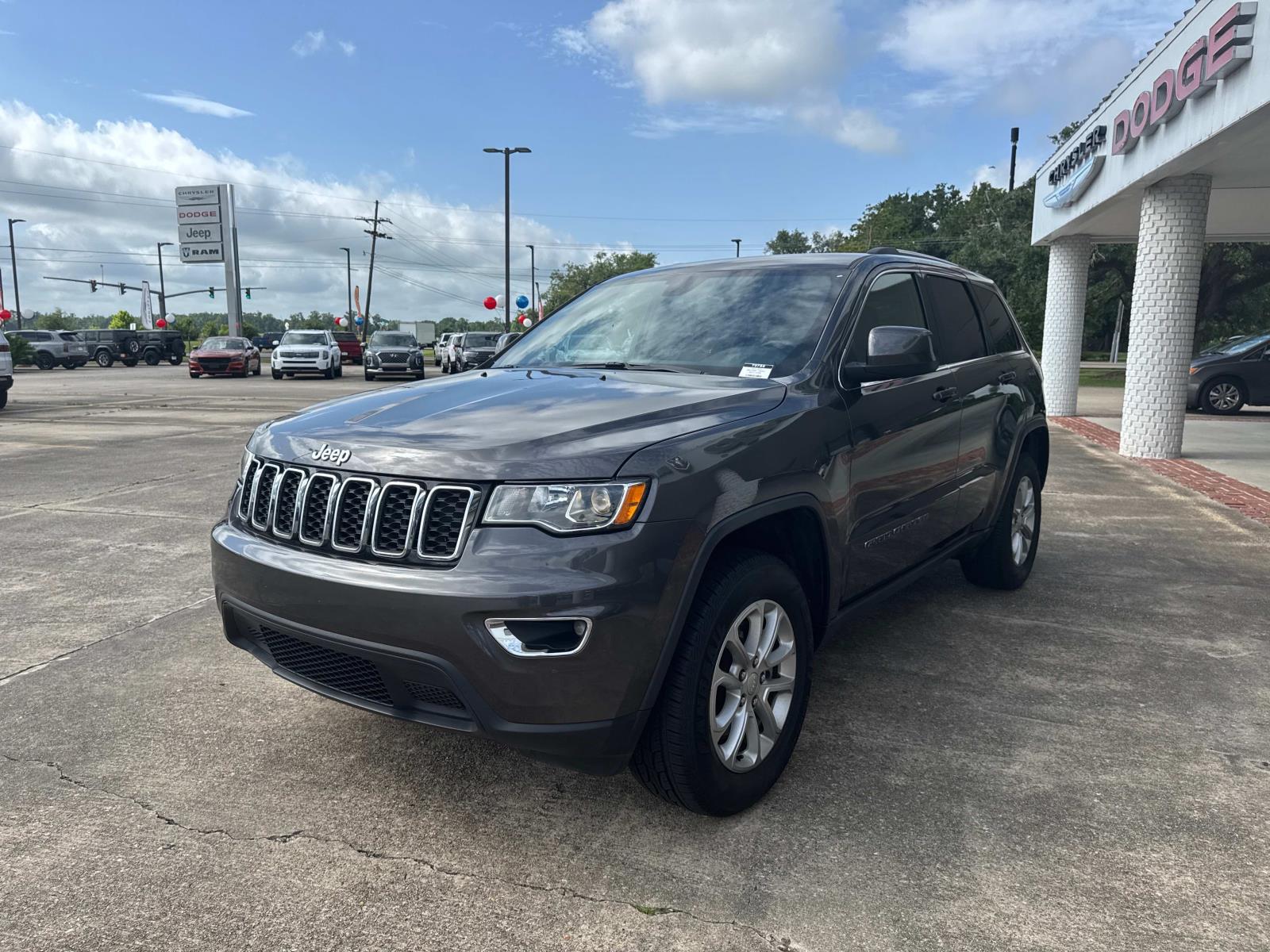 2021 Jeep Grand Cherokee Laredo X photo 3