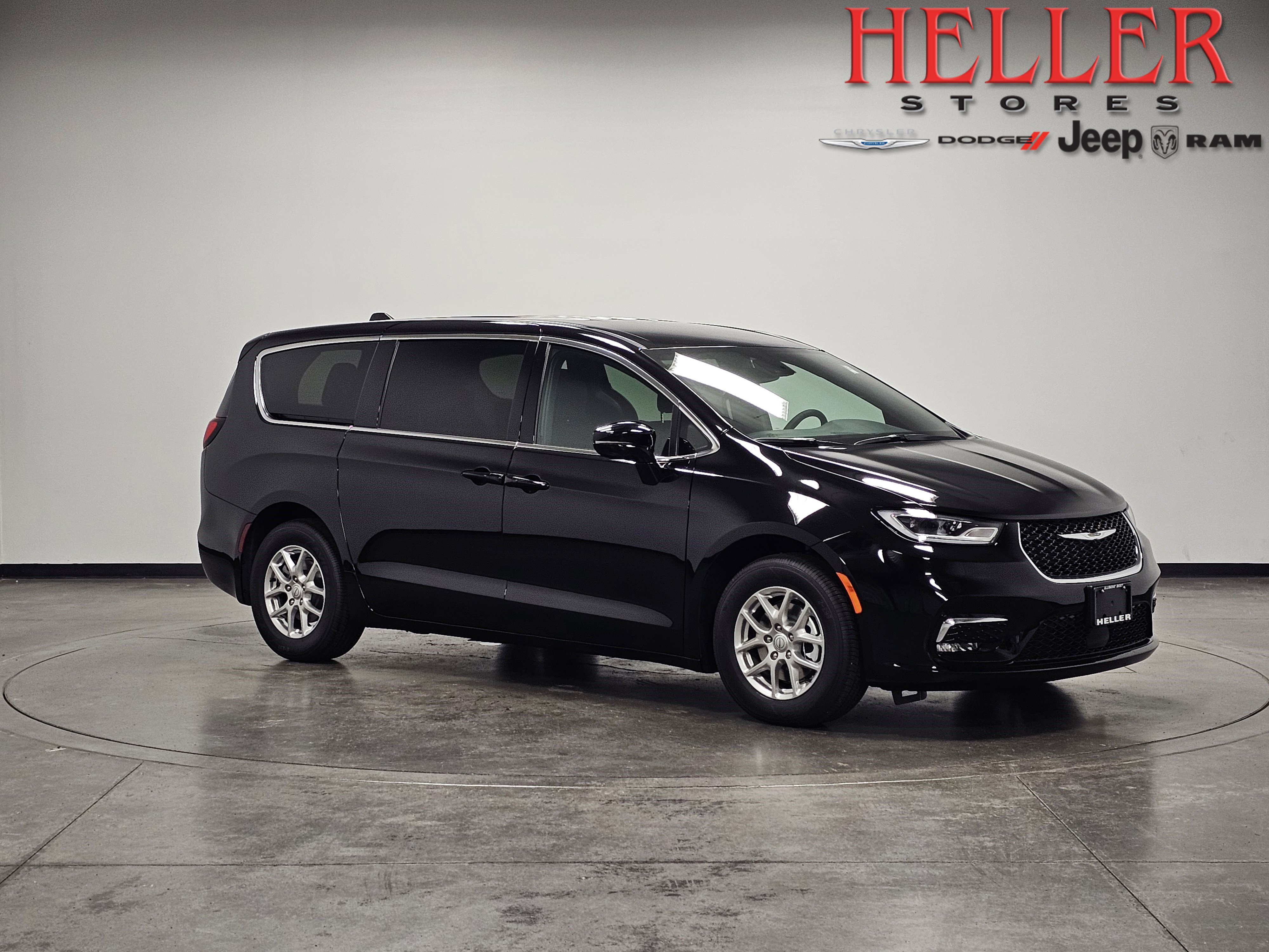 2026 Chrysler Pacifica Select's photo