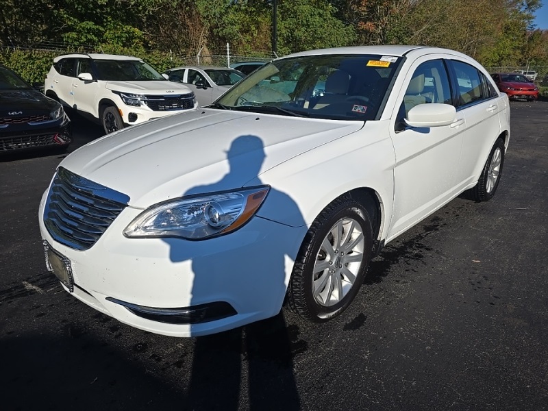 2013 Chrysler 200 Touring photo 3