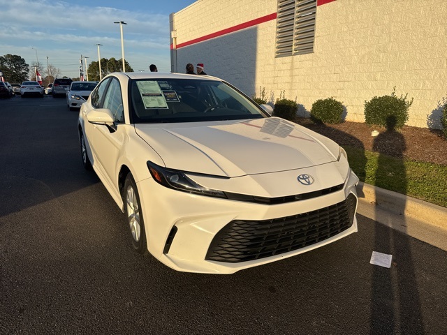 2025 Toyota Camry LE's photo