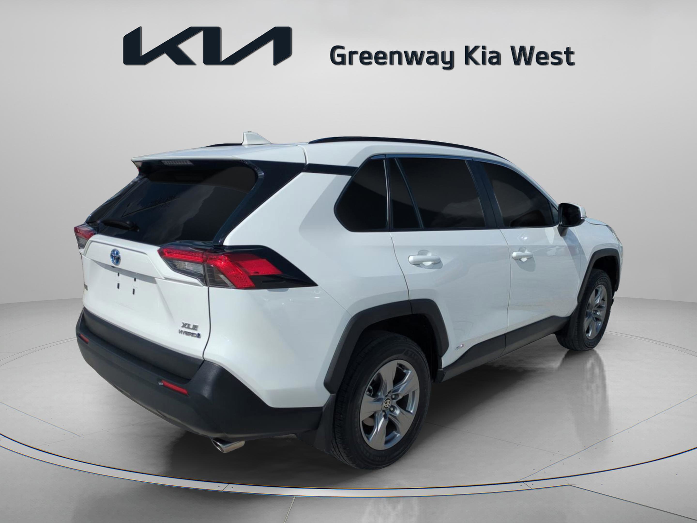 2024 Toyota RAV4 XLE photo 8