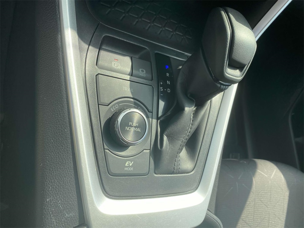 2021 Toyota RAV4 Hybrid XLE photo 22